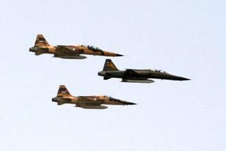 تحطم طائرة عسكرية ايرانية أثناء عرض للجيش بحضور نجاد