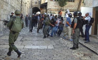 اصابة عشرات الفلسطينيين خلال تصديهم محاولات السلطات الاسرائيلية اقتحام المسجد الاقصى