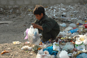 ثلاث نسوة في الأردن يعشن خارج التغطية في بيت من الخيش بلا هوية ؟