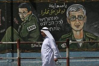 إسرائيل تطلق سراح 20 أسيرة فلسطينية مقابل شريط فيديو عن شاليط