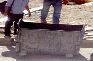 حاويات النفايات تصطاد السيارات..!