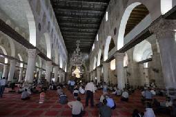 قوات الاحتلال تحاصر مئات المصلين داخل المسجد الاقصى