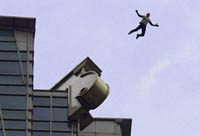 أربعيني يلقي بنفسه من الطابق الرابع في حي نزال