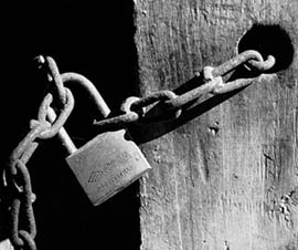 مواطن في بني كنانة يغلق مدرسة تقع في ملكه لخلافات مع الورثة