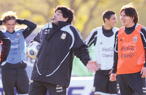 مارادونا يلوح بالاستقالة..وتخوف بيروفي من انحياز تحكيمي للارجنتين!