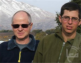 ساركوزي يقابل والد شاليط..واعتقال جندي اسرائيلي في مطار تركيا