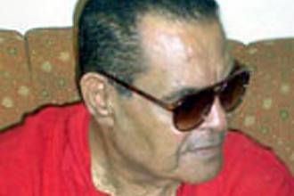 جاسوس مصري: بيريز كان "بيأكلني" السمك بيديه و6 من قادة "الموساد" انتحروا بسببي