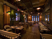 فتاة تنزف دماً بعد ان اعتدى والدها وشقيقها عليها بالضرب المبرح داخل كوفي شوب بالرابية