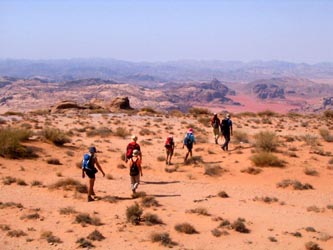 3 سياح اجانب من بينهم سيدة عالقون في جبل رم الرئيسي