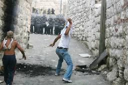 "معتكفو القدس" يحبطون محاولة لاقتحام الأقصى