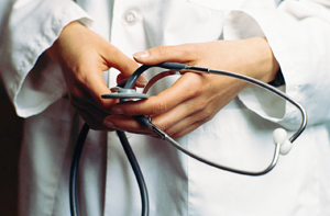 توسيع الشمول لتضم العامل وعائلته.. الحكومة تعكف على اعداد نظام للتأمين الطبي الاجباري