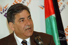 بعد تصريحاته عن "غولدستون"..عباس يسحب الحراسات المكلفة بحماية نبيل عمرو