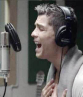 رونالدو يخوض تجربة الغناء بصوت نشاز !