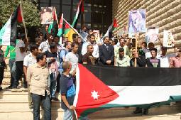 طلاب "الأردنية" ينظمون مسيرة اعتزاز بشهداء الأردن في هاييتي