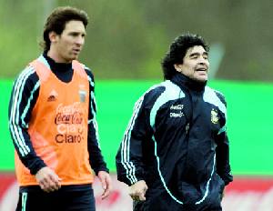 بيكنباور يدافع عن مارادونا .. ولا يتخيل «كأس عالم» من دون ميسي