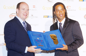 جائزة القدم الذهبية ترفع الروح المعنوية لرونالدينيو