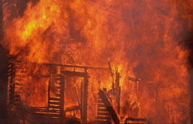 احتراق منزل بالكامل في منطقة أم نواره لم يسلم منه سوى القران الكريم