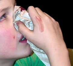 مواطن يقتحم مدرسة ويعتدي على طلابها ويرشق المدير بالحجارة