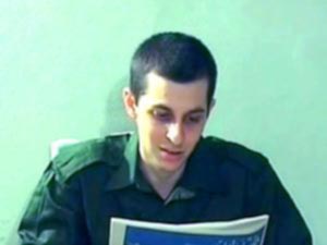 بعد صفقة "الفيديو" .. شاليط فى القاهرة خلال أيام