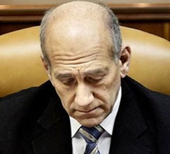 بالفيديو .. أولمرت يواجه استقبالا قاسيا بشيكاغو