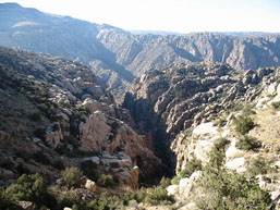 بعد 11 ساعة من البحث..العثور على سائح أجنبي تائه في وادي ضانا