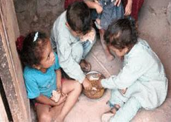 العثور على 7 أطفال في ظروف غير إنسانية باربد ورضيع أمام مسجد بالرمثا