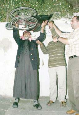 الستيني أبو نضال يعود للمشي بعد ربع قرن من الشلل