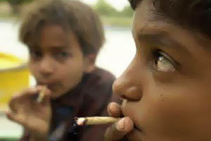 "الصحة" تتهم "التربية" بالتراخي في منع التدخين بالمدارس