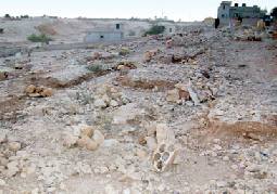 بحجة امتلاكه ارض المقبرة.. شخص ينتهل حرمة الموتى ويدنس قبورهم في الشونة الجنوبية