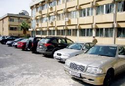 سيارات طلاب جامعات تجسد التفاوت الاجتماعي والاقتصادي عبر مظاهر التباهي الاستهلاكي