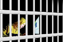 الإنترنت في السجون خطوة تحقق التواصل وتوفر برامج تثقيفية للنزيل