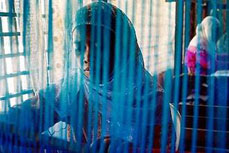 تاجر يحتجز شرطية ومفتشة عمل لـ "تهريب عاملات فلبينيات"