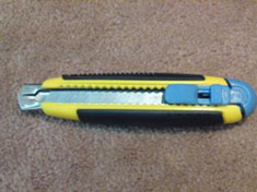 توقيف آذن مدرسة ضرب طالبا في الصف التاسع بمشرط في وجهه