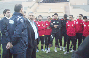 اللهيمق يطمئن على استعدادات المنتخب واصابة عبد الفتاح تمنعه من التدريب