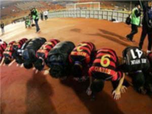 الكوريون يفاجئون العالم بالسجود احتفالا بدوري الأبطال!!