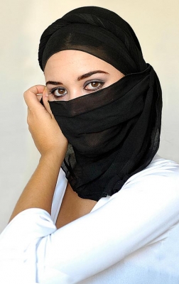 عروس يمنية رفضت رفع الخمار ليلة الدخلة امام زوجها إلا بعشرين ألف ريال