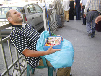 قصص وحكايات انسانية ينبض بها قلب عمان وعوائل لا تجد ما يسد الرمق