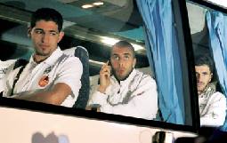 اعتداء على حافلة منتخب الجزائر في مصر يعيد أجواء التوتر