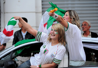 بوتفليقة يأمر بإرسال 10 آلاف مشجع للخرطوم..وفاة 4 جزائريين بعد هدف متعب