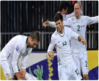 رئيس وزراء سلوفينيا يتحول إلى "ماسح أحذية" بعد تأهل بلاده لكأس العالم