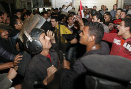 جرح 35 من عناصر الشرطة في تظاهرة امام السفارة الجزائرية في القاهرة