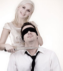 زوجته خلعت ملابسها أمام المجني عليه..زوج يجبر صاحب الشقة على التوقيع على شيكات