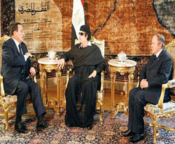 بناءا على طلب من عمرو موسى..القذافي يتوسط  لردم الهوة بين مصر والجزائر