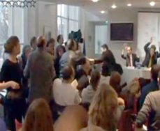 بالفيديو...صحفي عراقي باحث عن الشهرة يرمى منتظر الزيدي بحذاء في باريس!!