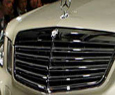 شاهد بالفيديو "إسرائيلي" يدهس بسيارته عدة مرات جسد شاب فلسطيني