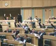 الحكومة تدرس إلغاء الامتيازات النيابية التي أقرها المجلس المنحل
