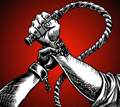 تسخن المعلقة على الغاز ثم تضعها على كفيه..مديرة مدرسة تعذب طفلا بالحرق