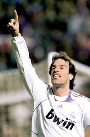 ريال مدريد يعير نيستلروي لروما دون مقابل