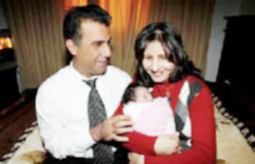 والدان مكفوفان يفرحان لاستجابة مولودتهما للنور