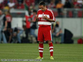 نجوم من الدوري الفرنسي يسلمون ويزورن مكة والمدينة